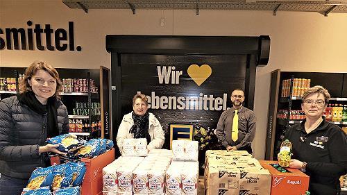 Bei der Übergabe der Sachspenden im Wert von 800 Euro an die "Kulmbacher Tafel", von links: Abgeordnete Emmi Zeulner, Elfriede Höhn von der "Tafel", Marktinhaber Michael Seidl und stellvertretende Marktleiterin Manuela Geuther