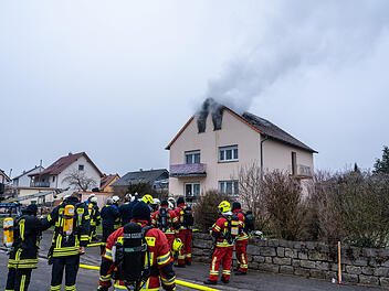 Brand in Dachgeschosswohnung: Eine Person verletzt Brand in Dachgeschosswohnung: Eine Person verletzt