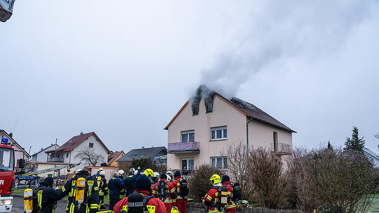 Brand in Dachgeschosswohnung: Eine Person verletzt