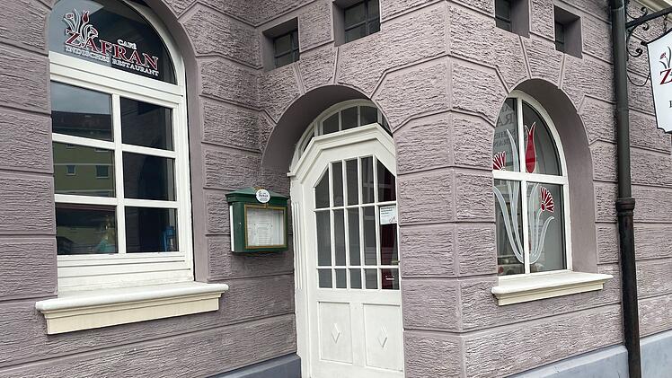 Die Fassade eines indischen Restaurants in Bamberg mit einem schildf&ouml;rmigen Aush&auml;ngeschild und dekorativen Fenstern. Baldige Schlie&szlig;ung nach elf Jahren Betrieb.