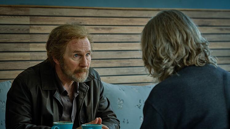 Nach dem Verschwinden seiner Schwester will Roy (Paul Kaye, links) seinen Schwager Michael (Pearce Quigley) aus seinem Haus vertreiben.