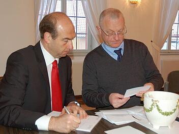 Martin Schmitz (links) und Willi Kuballa beim Auszählen der Stimmen aus der Roesler-Urne. Foto: Rainer Lutz