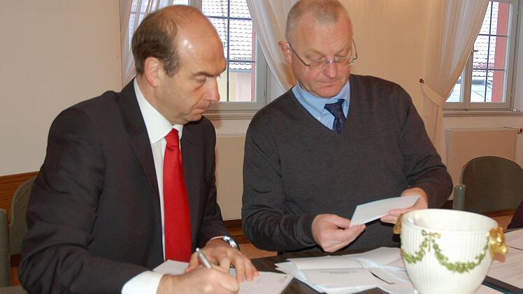 Martin Schmitz (links) und Willi Kuballa beim Auszählen der Stimmen aus der Roesler-Urne. Foto: Rainer Lutz