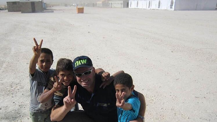 Michael Geßner mit Kindern im Flüchtlingslager