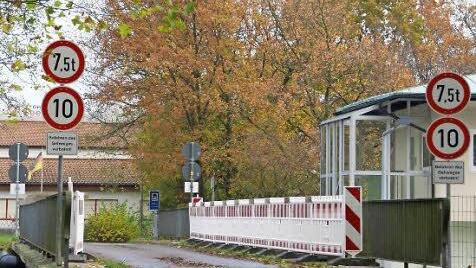 Die Limbacher warten auf die Erneuerung der Schleusenbrücke, die schon seit geraumer Zeit teilweise gesperrt ist. Foto: Sabine Weinbeer
