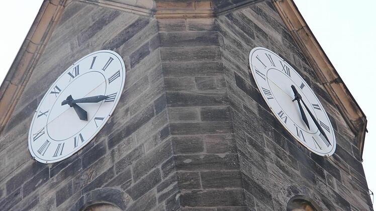 Die Zifferblätter der Nord- und Westseite der Christuskirche müssen noch nicht restauriert werden.