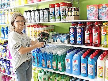 Bettina Pfennig zeichnet die Waren aus, die sie künftig in ihrem eigenen Drogeriemarkt, dem "Glücks-Pfennig", anbieten wird.  Foto: Heike Beudert