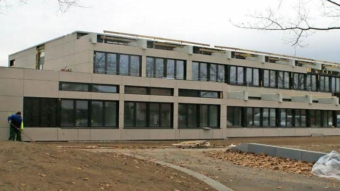 Im Mai 2017 wird die sanierte Dreiberg-Schule offiziell eingeweiht. Grund- und Mittelschule sollen möglichst noch vor dem Frühling hier wieder einziehen.  Fotos: Sabine Weinbeer