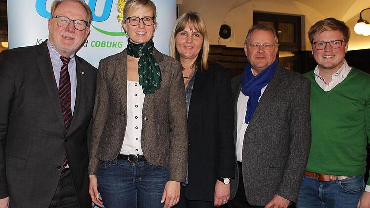 Politischer Aschermittwoch bei der Coburger CSU (von links): Bundestagsabgeordneter Hans Michelbach, die stellvertretende JU-Bundesvorsitzende Katrin Albsteiger, Coburgs CSU-Vorsitzende Birgit Weber, Fraktionsvorsitzender Jürgen Oehm und JU-Vorsitzender Maximilian Forkel. Foto: Olivwer Schmidt