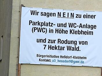 Die Klebheimer haben Protest-Plakate aufgestellt. Foto: Richard Sänger