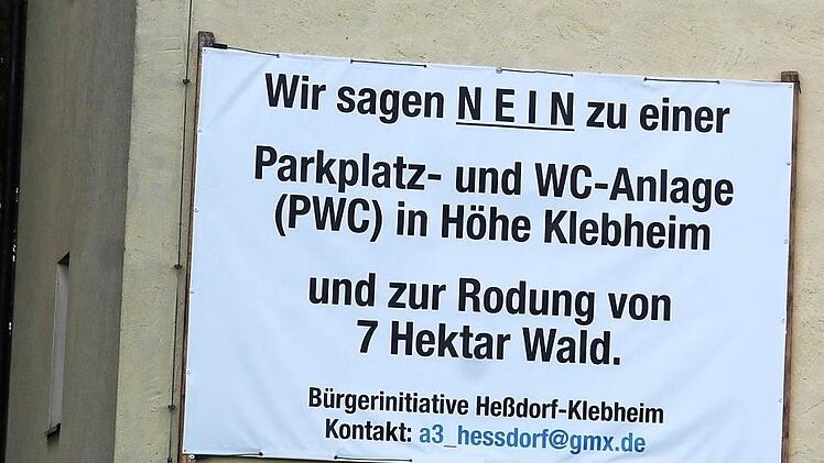 Die Klebheimer haben Protest-Plakate aufgestellt. Foto: Richard Sänger