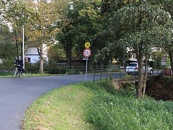 Nach dem Neubau der Brücke kann der Radfahrer auf dieser Seite einen Radweg nutzen.Evi Seeger