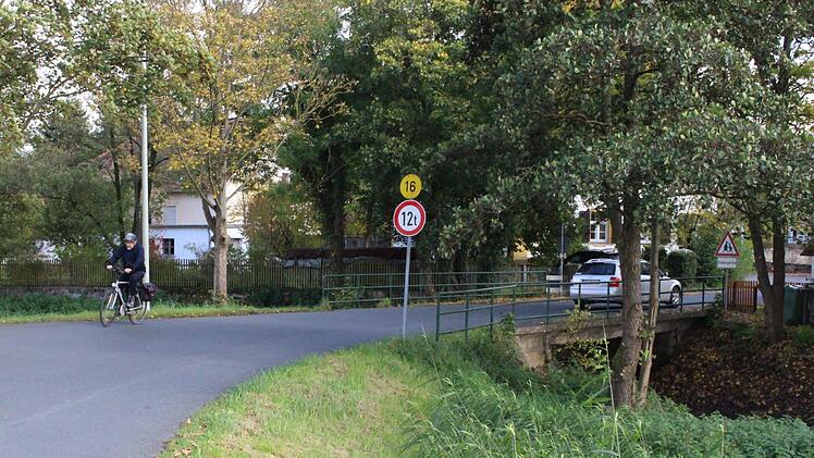 Nach dem Neubau der Brücke kann der Radfahrer auf dieser Seite einen Radweg nutzen.Evi Seeger