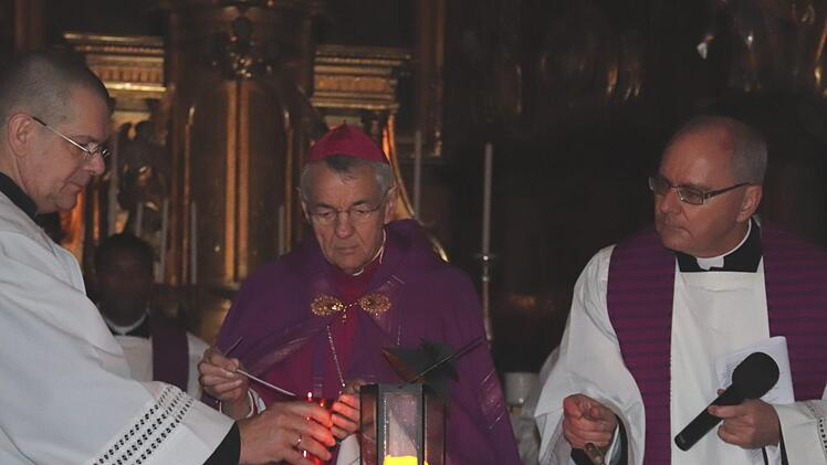 Der Erzbischof entzündet das Ewige Licht mit dem Licht von Bethlehem.