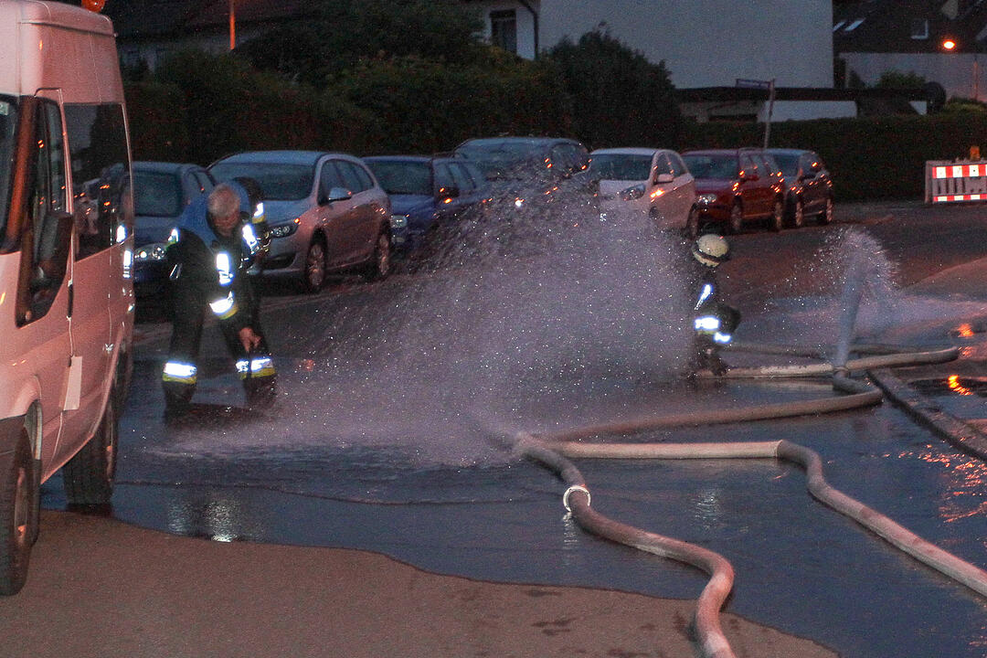 Nürnberg: Beschädigte Leitung setzt einen ganzen Straßenzug unter Wasser