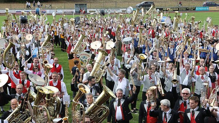 Der Festzug in Langensendelbach Foto: Barbara Herbst