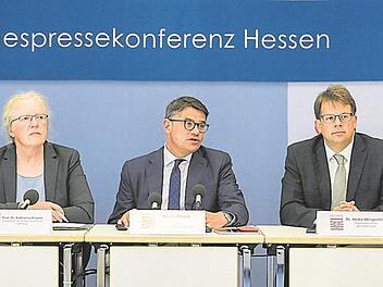 Haben eine Kooperation auf den Weg gebracht (von links): Pr&auml;sident Karim Khakzar (Hochschule Fulda), Pr&auml;sidentin Katharina Krause (Philipps-Universit&auml;t Marburg),  Wissenschaftsminister Boris Rhein, Oberb&uuml;rgermeister Heiko Wingenfeld und Thomas Menzel (Klinikum Fulda).            Foto: Klinikum Fulda