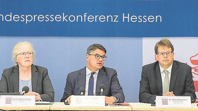 Haben eine Kooperation auf den Weg gebracht (von links): Pr&auml;sident Karim Khakzar (Hochschule Fulda), Pr&auml;sidentin Katharina Krause (Philipps-Universit&auml;t Marburg),  Wissenschaftsminister Boris Rhein, Oberb&uuml;rgermeister Heiko Wingenfeld und Thomas Menzel (Klinikum Fulda).            Foto: Klinikum Fulda
