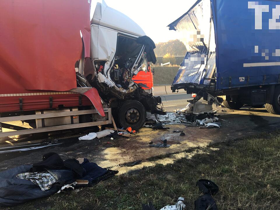 Schwerer Unfall auf A3: Lkw-Fahrer stirbt bei Zusammenprall