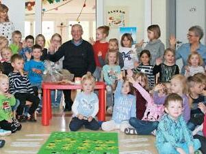 Diakon Michael Schlereth geht in Ruhestand. Jetzt wurde er im Lauterer Kindergarten St. Martin verabschiedet. Foto: Gabriele Sell