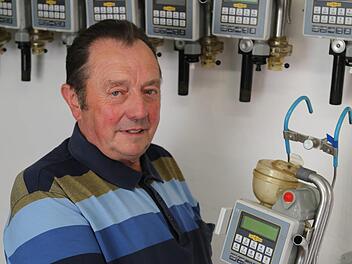 Rudolf Vogler in seiner Werkstatt mit seinem Arbeitsgerät, einem Lactocorder Foto: Franz Galster