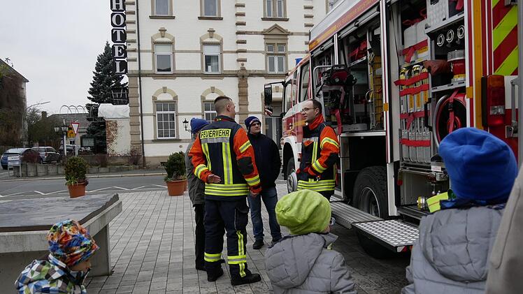 Die Feuerwehr ist immer der Hit. Aus sicherer Entfernung bestaunten die Kinder das  Löschgruppenfahrzeug. Jedoch durften sie am Lenkrad sitzen und die  Blaulichter blinken sehen.   Foto: Manja von Nida