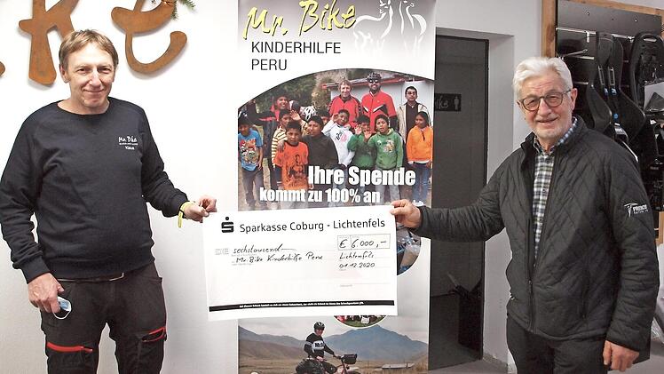 Klaus Rübensaal (links) und Heinrich Grebner präsentieren den Scheck über 6000 Euro für das Kinderheim in Peru. Foto: Alfred Thieret