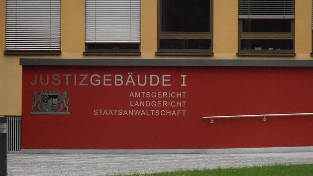 Eingang zum Justizgeb&auml;ude in Coburg. Vor dem Landgericht wird wegen versuchten Totschlags verhandelt.
