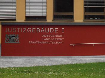 Eingang zum Justizgebäude in Coburg. Vor dem Landgericht wird wegen versuchten Totschlags verhandelt.