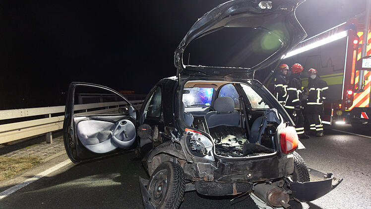 Kleinwagenfahrer wendet auf B4: Familienvater und sechs Kinder haben Gl&uuml;ck im Ungl&uuml;ck