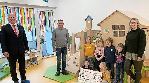 Martin Schad und der Gesch&auml;ftsleiter der &ouml;rtlichen Sparkasse, Holger H&uuml;bschmann (l.), bei der &Uuml;bergabe des Spendenschecks an die stellvertretende Trailsdorfer Kindergartenleiterin Verena Gebhardt