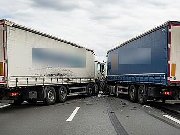 A3 im Nürnberger Land: 300.000 Euro Schaden - Lastwagen prallen aneinander