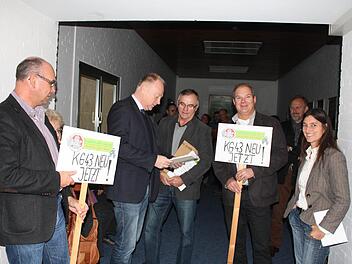 Andreas Kukuk, Gerhard Fischer (mit Kreisrat Helmut Blank), Alexander Hoch und Christine Späh (von links) verlangen den möglichst sofortigen Neubau der Kreisstraße KG43 und damit der Ortsumgehung von Eltingshausen.  Foto: Edgar Bartl