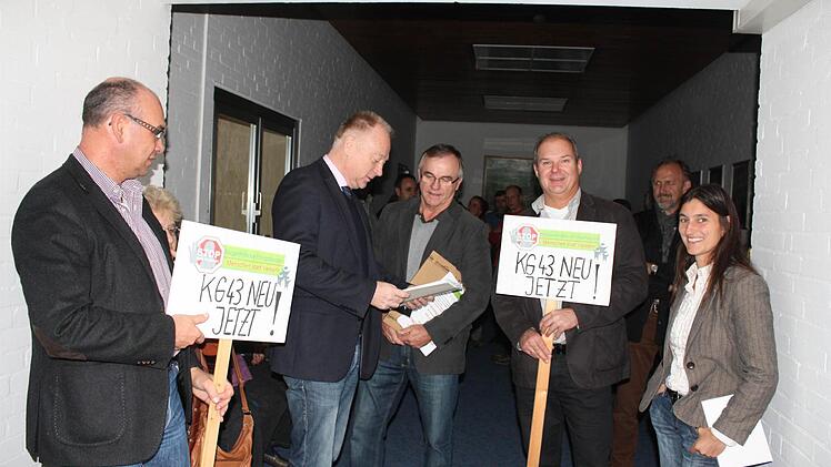 Andreas Kukuk, Gerhard Fischer (mit Kreisrat Helmut Blank), Alexander Hoch und Christine Späh (von links) verlangen den möglichst sofortigen Neubau der Kreisstraße KG43 und damit der Ortsumgehung von Eltingshausen.  Foto: Edgar Bartl