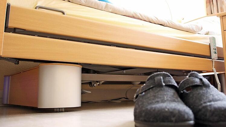 Die Hausschuhe von Franz S. stehen vor dem leeren Hospiz-Bett. Fotos: Benedikt Borst