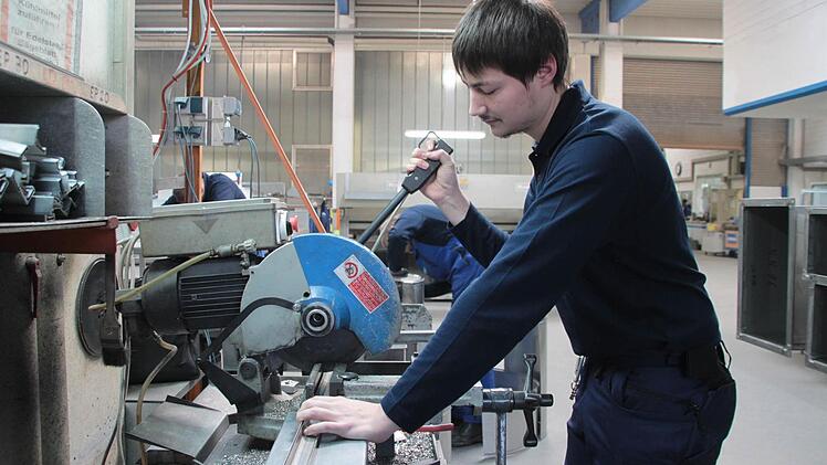 Stefan Degelmann in der Firma Schwender. Meistens ist der junge Mann aber auf Montage unterwegs. Foto: Jürgen Gärtner