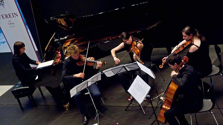 Die Pianistin und Komponistin Maria Baptist gastierte mit einem jungen Streichquartett beim Coburger Verein. Foto: Jochen Berger