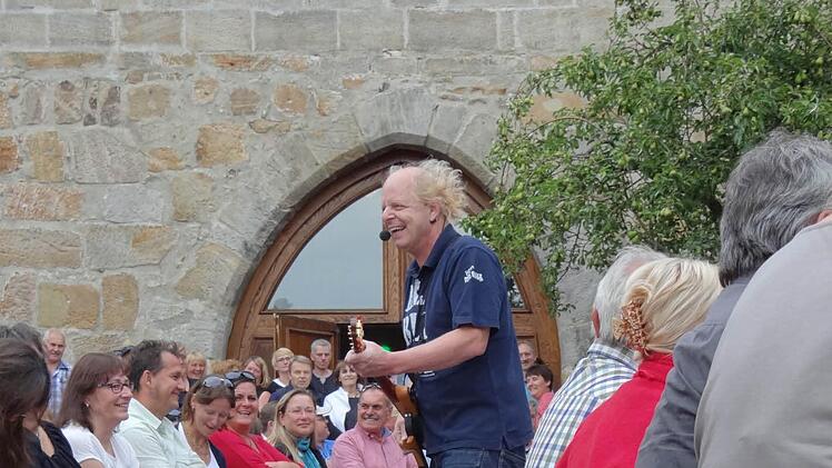 Atze Bauer blödelt sich durchs Publikum. Foto: Johanna Eckert