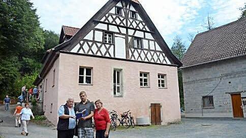 Besitzerin Gerda Bohl mit Sohn Michael Bohl und Kreisheimatpfleger Dieter Lau (l.) stellte ihre Mühle zur Besichtigung zur Verfügung.