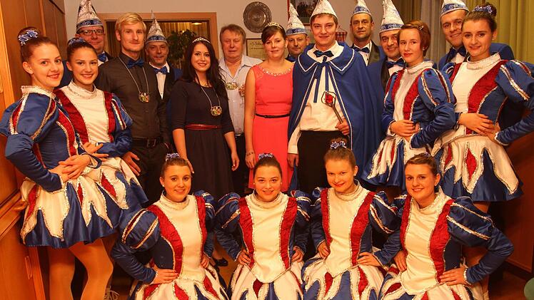 Das alte und das neue Prinzenpaar präsentierten sich mit dem Sechser-Rat und den Gardemädchen zum Auftakt der neuen Faschingssaison.