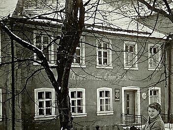 Der "Hohnersch Oadl" in der Kulmbacher Straße 5. Stolz ziert die Schrift "Kommunbräu Hohner" das Haus. Der Eingang war früher zur Straße hin, jetzt ist er aus Sicherheitsgründen seitlich. Vorne im Bild die jetzige Wirtin Waltraud Sommer. Fotos: Siegfried Sesselmann