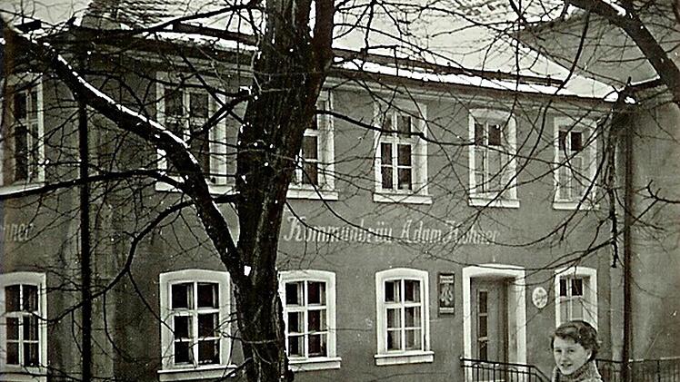 Der "Hohnersch Oadl" in der Kulmbacher Straße 5. Stolz ziert die Schrift "Kommunbräu Hohner" das Haus. Der Eingang war früher zur Straße hin, jetzt ist er aus Sicherheitsgründen seitlich. Vorne im Bild die jetzige Wirtin Waltraud Sommer. Fotos: Siegfried Sesselmann