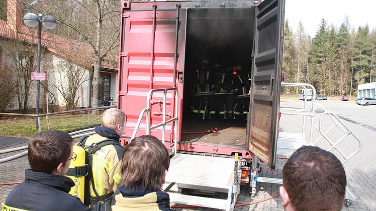 Training im Brandübungscontainer Foto: Carmen Schmitt