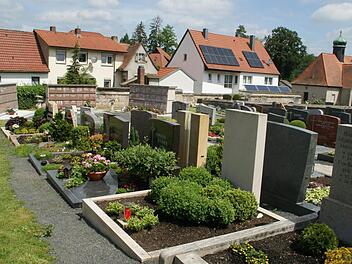 Unterschiedliche Bestattungsarten sind im städtischen Friedhof in Eltmann möglich: klassisches Erdgrab, Urnenwand (im Hintergrund), Urnengrab oder anonymes Gräberfeld. Weil das Defizit im Bestattungswesen von der überörtlichen Rechnungsprüfung kritisiert wurde, hat der Stadtrat die Gebühren angehoben.  Foto: sw