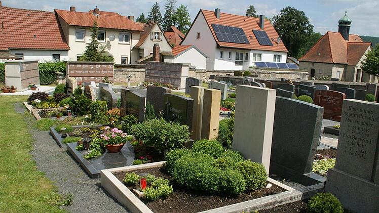 Unterschiedliche Bestattungsarten sind im städtischen Friedhof in Eltmann möglich: klassisches Erdgrab, Urnenwand (im Hintergrund), Urnengrab oder anonymes Gräberfeld. Weil das Defizit im Bestattungswesen von der überörtlichen Rechnungsprüfung kritisiert wurde, hat der Stadtrat die Gebühren angehoben.  Foto: sw