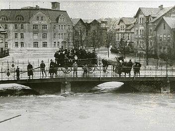 Dieses Foto im Tageblatt-Archiv ist nicht näher beschrieben. Es zeigt die Itzbrücke bei der Heiligkreuzkirche. Im Hintergrund schießt die Lauter in die Itz.