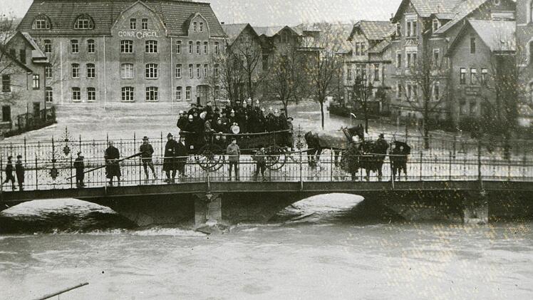 Dieses Foto im Tageblatt-Archiv ist nicht näher beschrieben. Es zeigt die Itzbrücke bei der Heiligkreuzkirche. Im Hintergrund schießt die Lauter in die Itz.