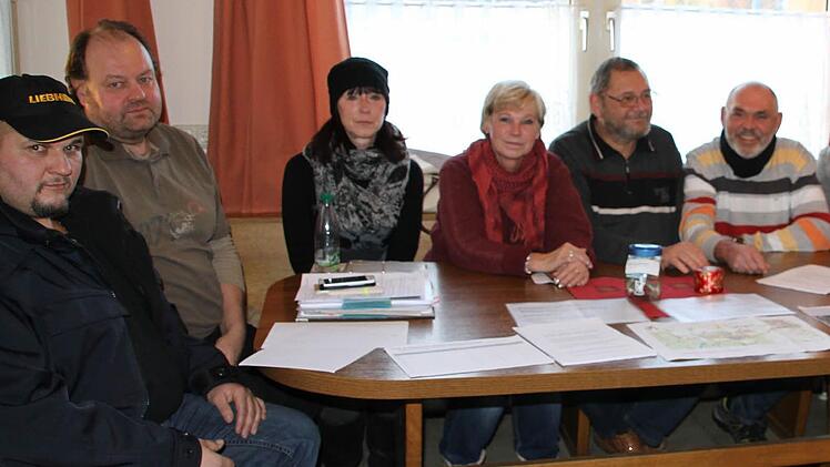 Namenslisten für eine Petition an den Bayerischen Landtag und Argumentationshilfen für individuelle Einwendungen gegen einen Stall für 12 000 Hühner in Mannsflur lagen bei einem Treffen der Bürgerinitiative gegen einen solchen Betrieb aus. Sprecherin Dagmar Knade (Vierte von rechts) ist sicher, mehr als das halbe Dorf hinter sich zu haben. Foto: Klaus Klaschka