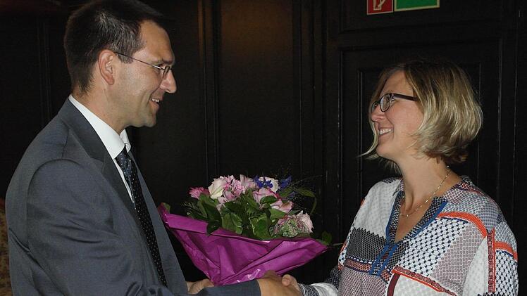 Schulrat Michael Hack lässt Blumen sprechen. Fotos: Peter Müller