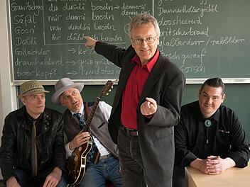Mit dem  "Gräschkurs Fränkisch"  belegen     Helmut Haberkamm (stehend) und seine "Schüler",  dass   Fränkisch lernbar ist .   Foto: p
